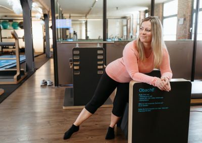 Kundin am Faszienatimulator