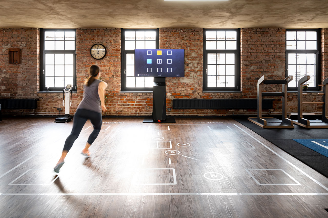 Eine Frau trainiert im Skillcourt