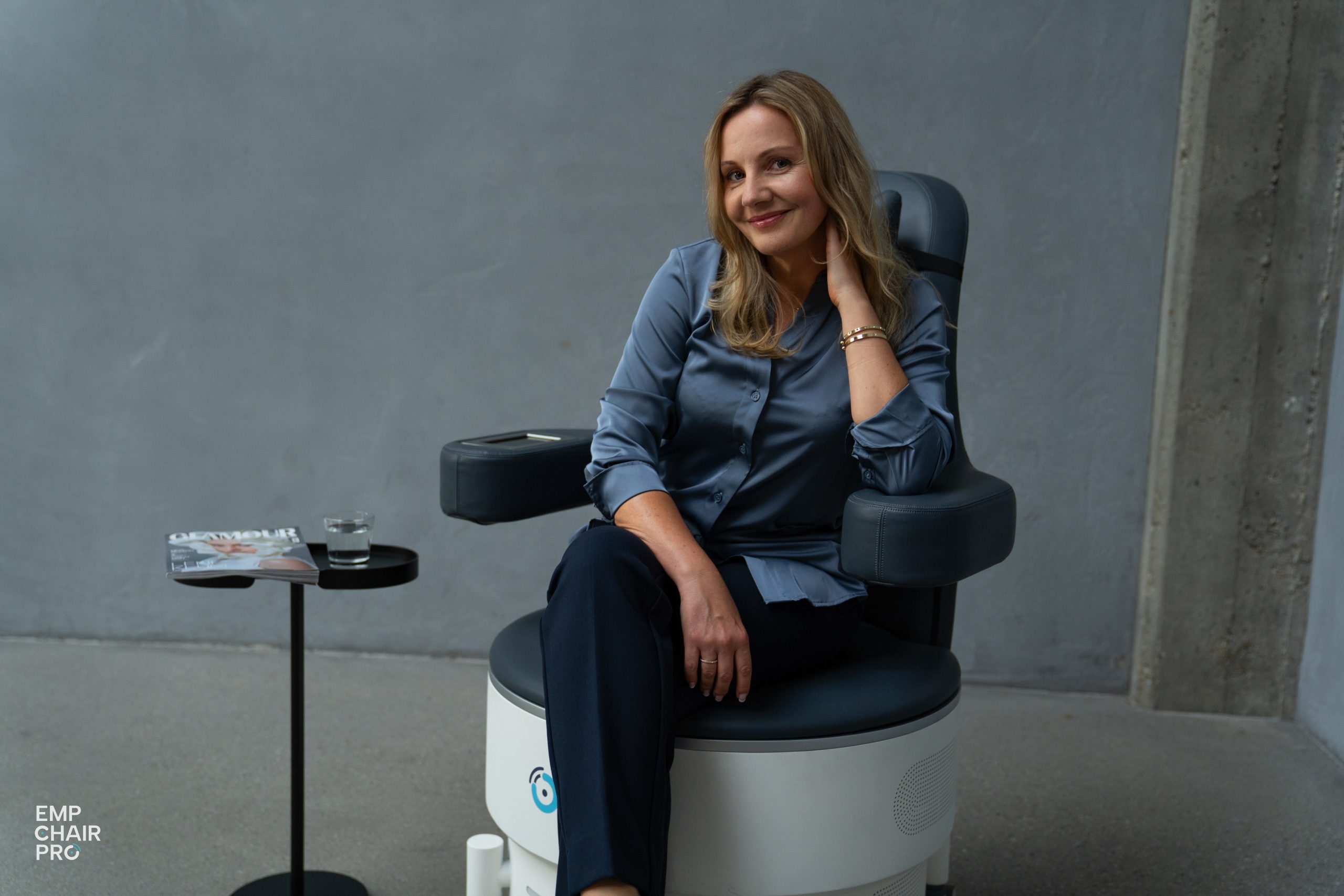 Frau auf EMP-Chair